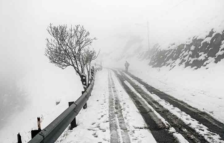 بارش برف در محورها و گردنه‌های برف‌گیر و کوهستانی استان سمنان