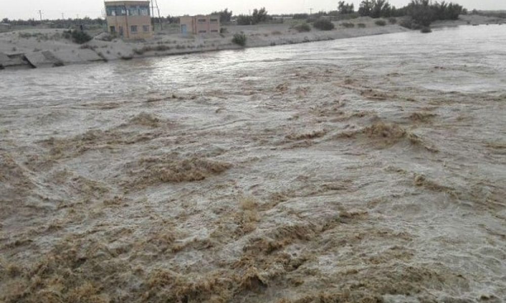 مسیر آبگرم شهر سمنان بر اثر بارندگی مسدود شد