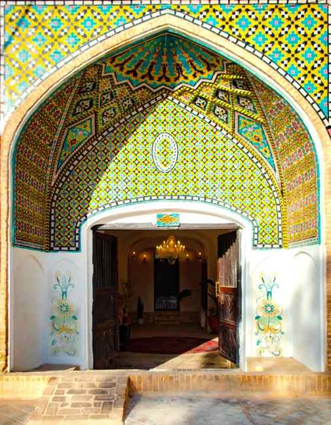 ورودی کافه رستوران عمارت امیر اعظم سمنان
