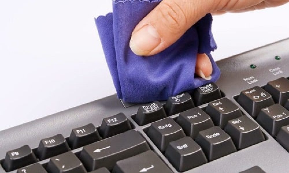 ضدعفونی کننده قوی برای تمیز کردن صفحه کلید رایانه‌