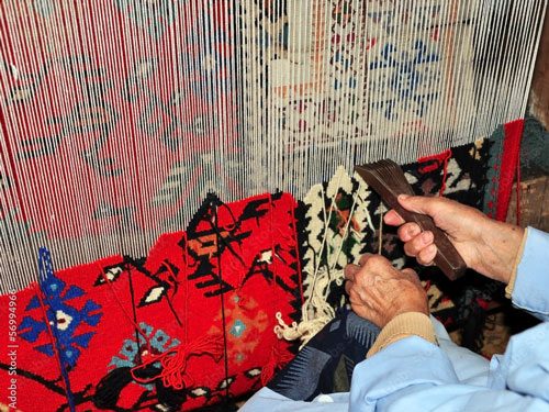 تولید سالانه ۲۴۰۰۰ متر مربع فرش دستباف در سمنان