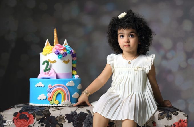 عکاسی کودک با ماکت کیک