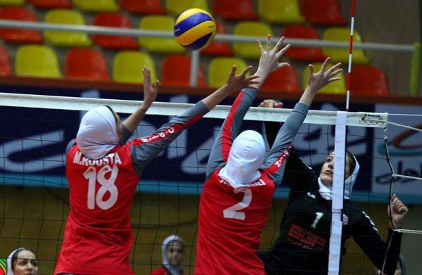 مسابقات والیبال دانشجویان دختر دانشگاه آزاد اسلامی کشور در سمنان آغاز شد