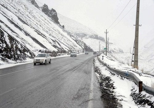 جاده های شمالی استان سمنان یخبندان است