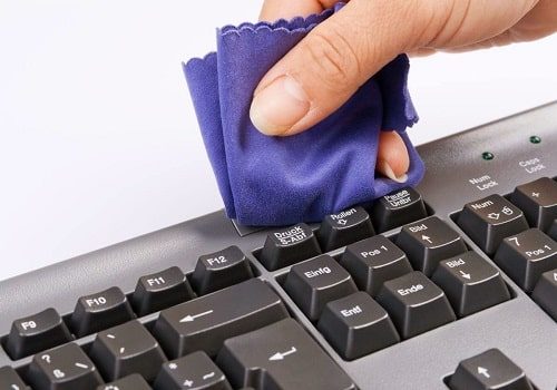 ضدعفونی کننده قوی برای تمیز کردن صفحه کلید رایانه‌
