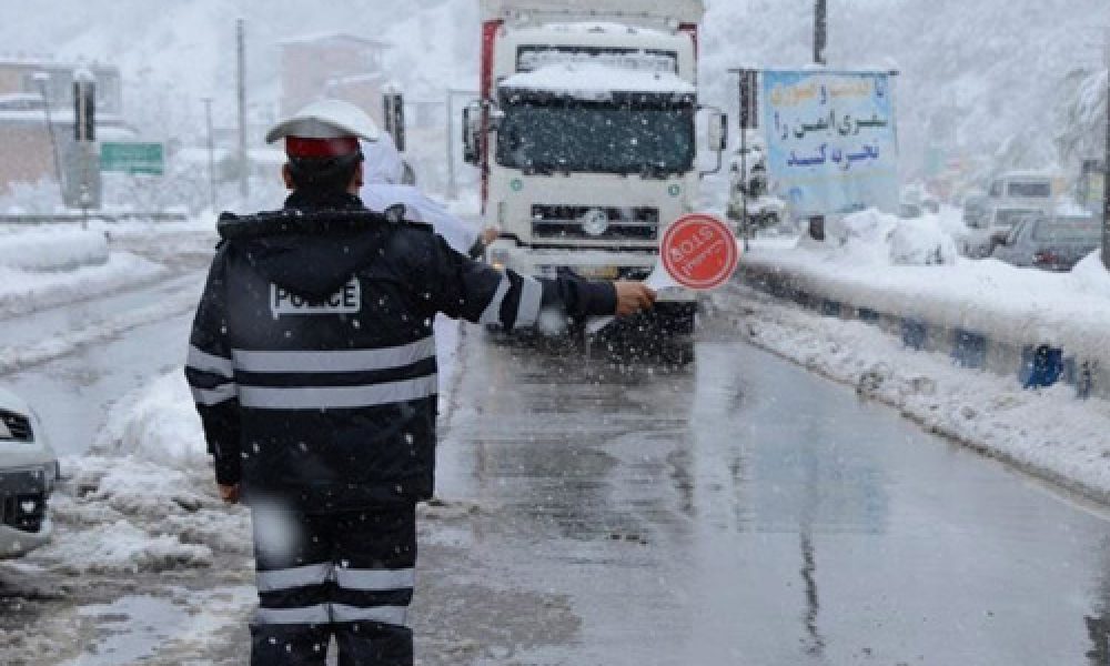 تردد ممنوع خودروهای سنگین در جاده های لغزنده استان