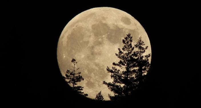 پدیده «ابرماه» در شرق آسمان استان سمنان به خوبی قابل رؤیت است