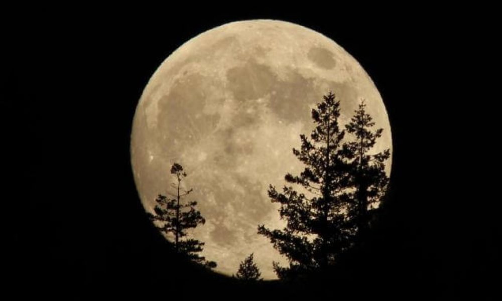 پدیده «ابرماه» در شرق آسمان استان سمنان به خوبی قابل رؤیت است