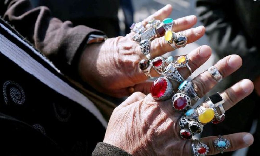 دست فروشی، پیامد تلخ پدیده بیکاری در سمنان/گزارش