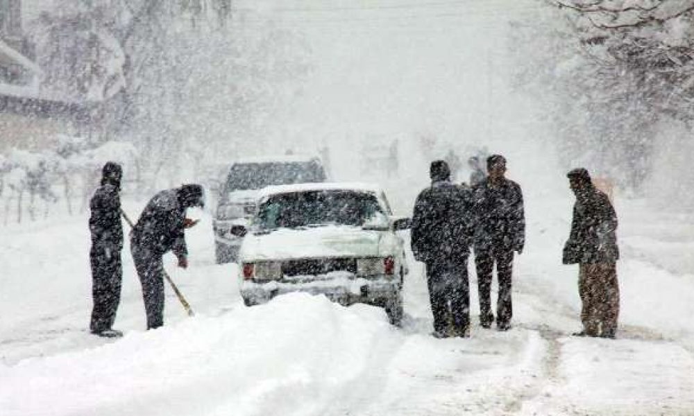 تردد در محورهای برف‌گیر استان سمنان با زنجیر چرخ امکان‌پذیر است
