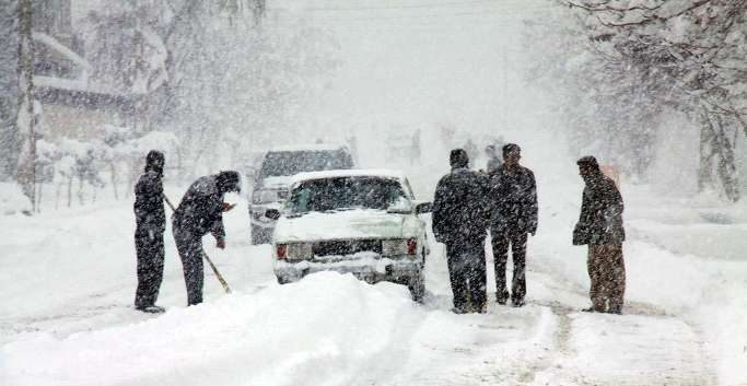 تردد در محورهای برف‌گیر استان سمنان با زنجیر چرخ امکان‌پذیر است
