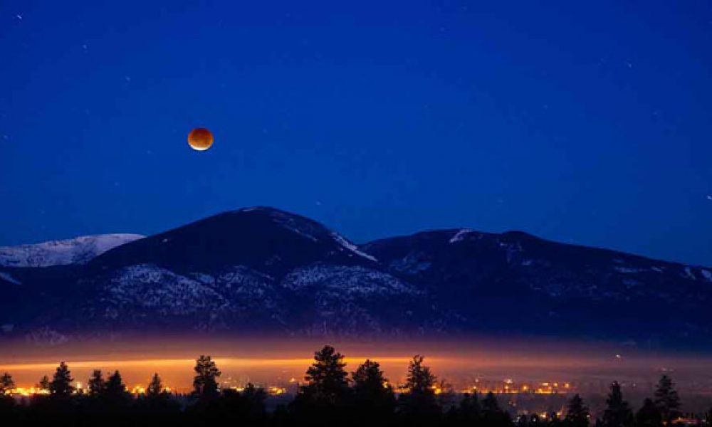 سمنانی‌ها همزمان با مردم سراسر جهان به دیدار ماه رفتند