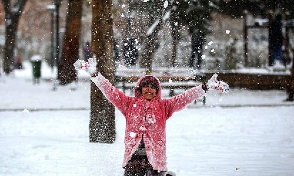 برف و سرما مدارس ابتدایی مهدیشهر را تعطیل کرد