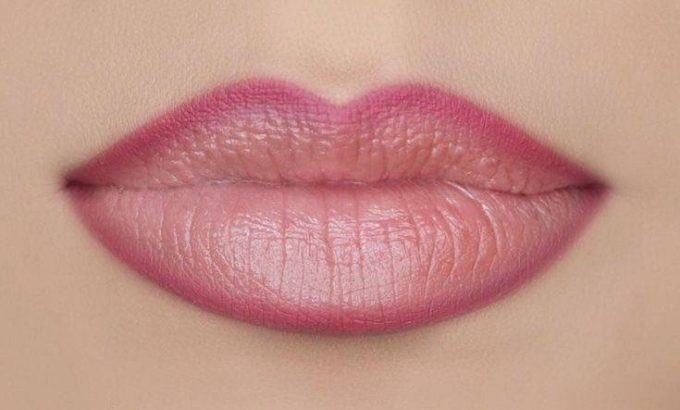 خط لب طبیعی و دائم در سالن آتنا