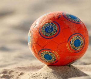 رقابت فوتبال ساحلی شهرداری سمنان و شهدای چلیچه شهرکرد