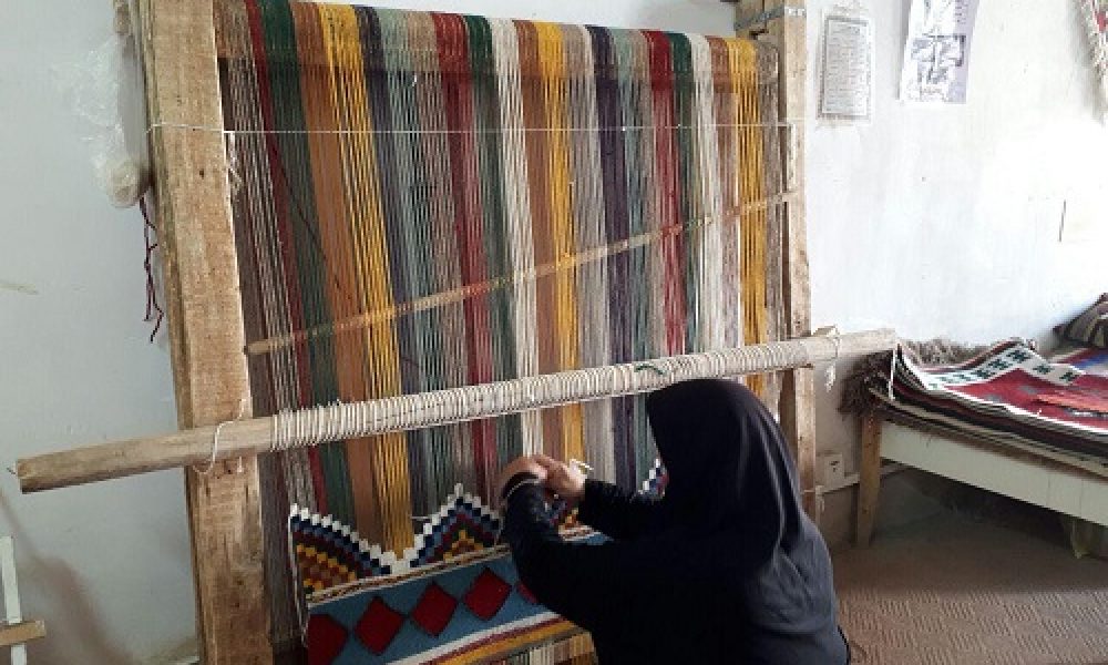 احیای هنر “گلیچ بافی ” در سمنان