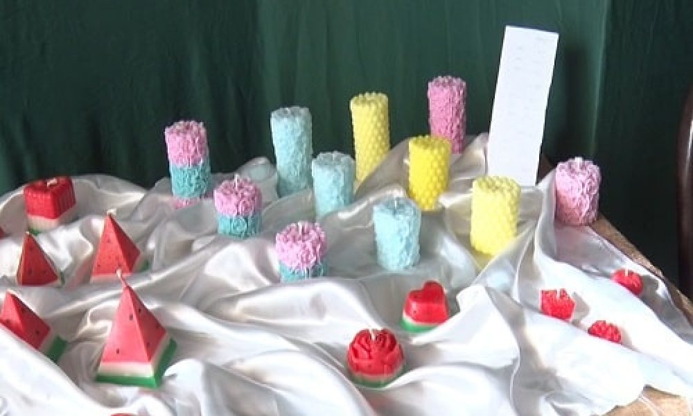 گشایش نمایشگاه هنر‌های دستی معلولان در شهر سمنان