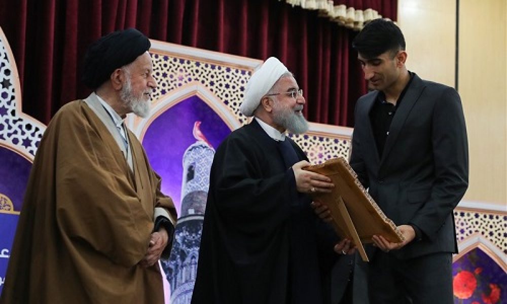 ‌تجلیل رئیس جمهور از برگزیدگان اجلاس سراسری نماز