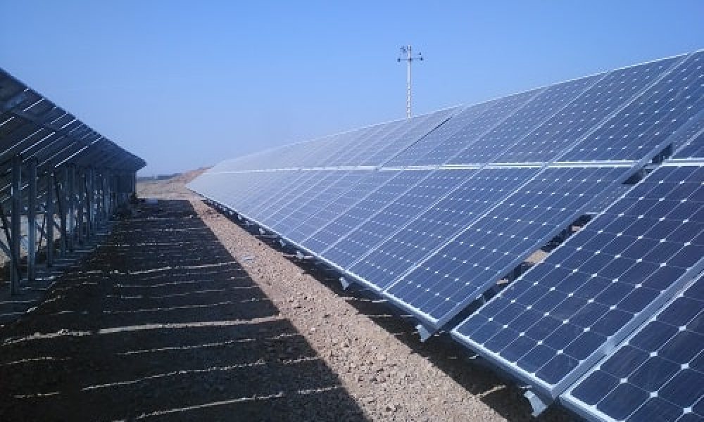 آغاز احداث نیروگاه خورشیدی در سمنان