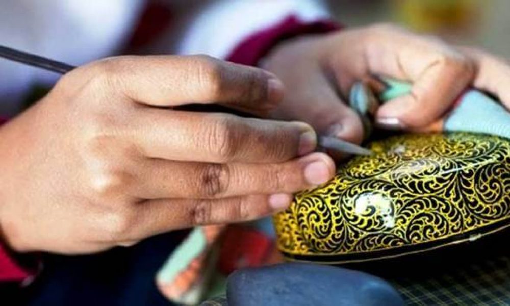 بازارچه‌های عرضه و فروش تولیدات بانوان در استان سمنان ایجاد شود