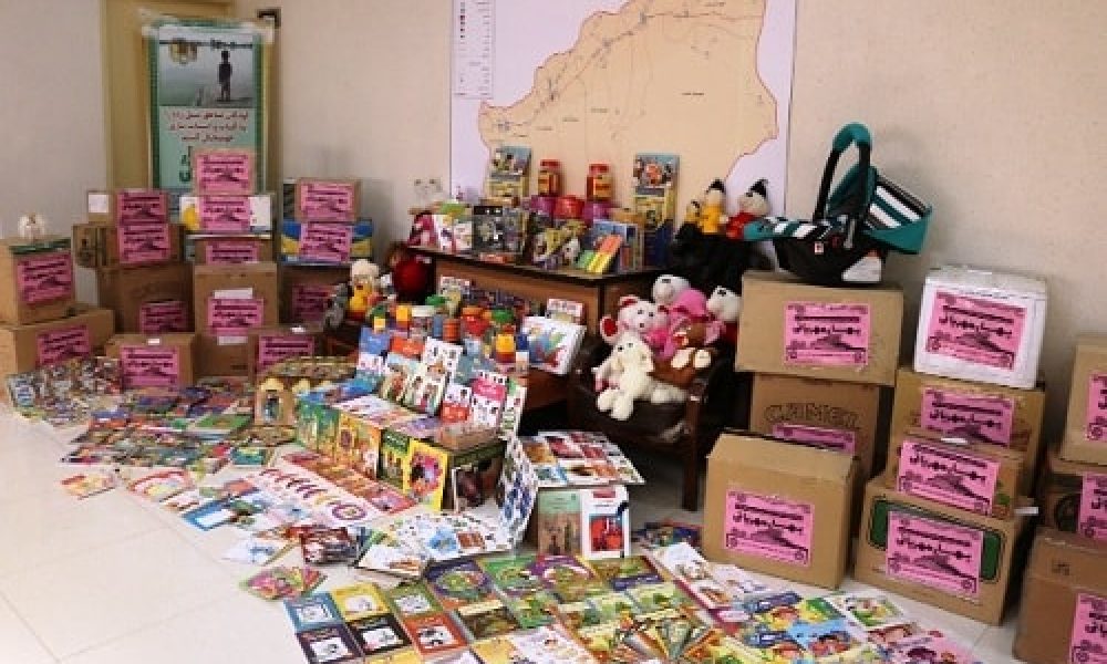 اهدای کتاب از سمنان به کودکان سیل زده