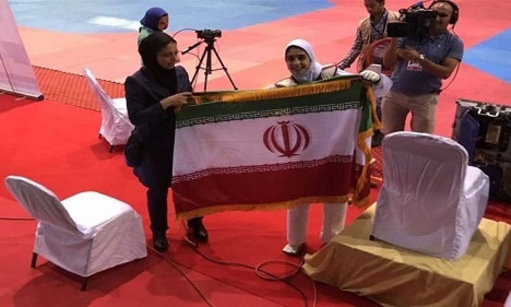 نشان طلا بر گردن غزل سلطانی تکواندو کار سمنانی