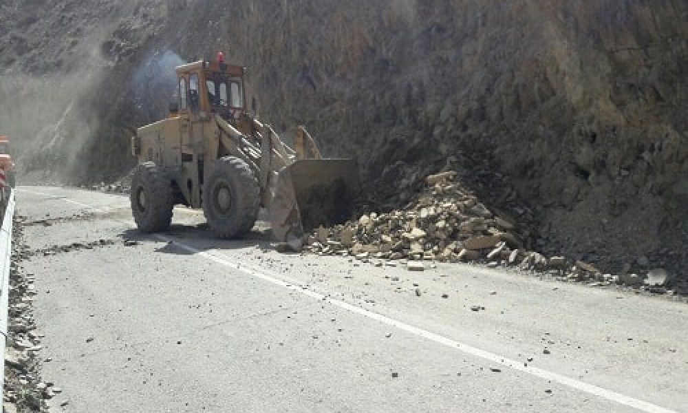 مرمت جاده پرور پس از ۳ روز تلاش بی‌وقفه