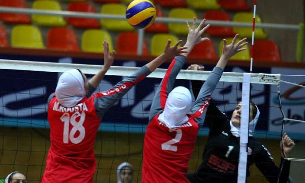 مسابقات والیبال دانشجویان دختر دانشگاه آزاد اسلامی کشور در سمنان آغاز شد