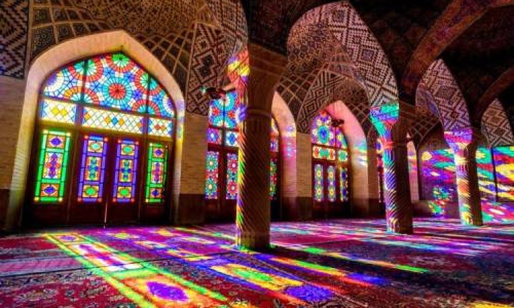 مقایسه شیراز و مشهد؛ کدام یک برای مسافرت بهتر است؟