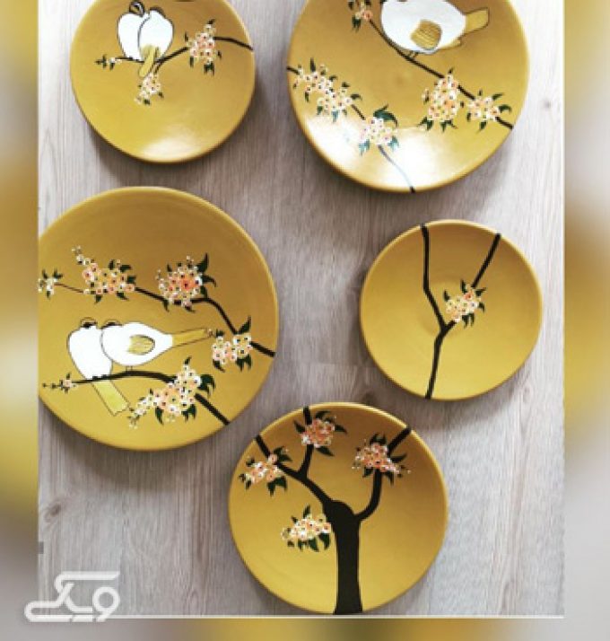 کا روی بشقاب های سفالی 