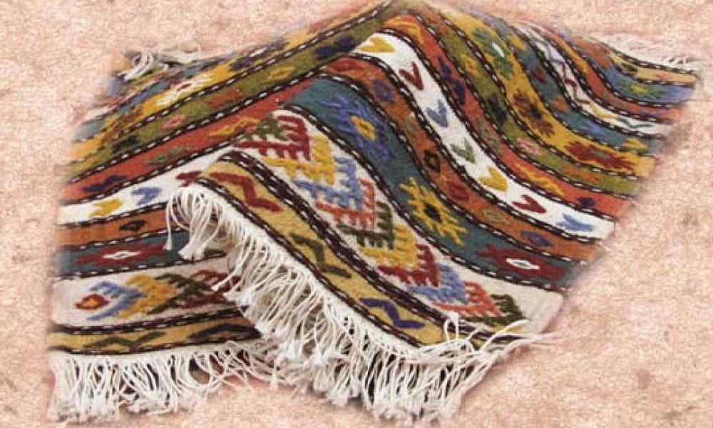 استانداردسازی رشته بومی گلیچ‌بافی سمنان