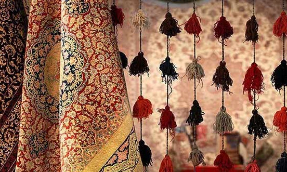 نبود بازار فروش و نقدینگی باعث فاصله هنرمندان از فرشبافی سنتی سمنان شده است