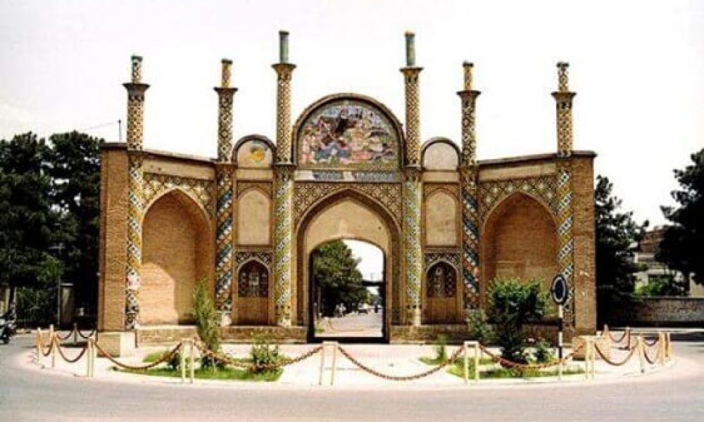 مرمت کاشی‌کاری‌ مناره‌های دروازه تاریخی ارگ سمنان